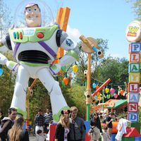 Edurne y David de Gea posan junto a Buzz Lightyear en Disneyland París