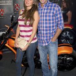 Álvaro Muñoz Escassi y su novia en una presentación de motos