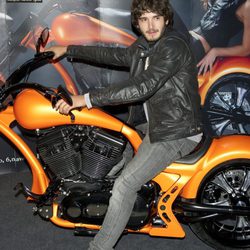 Yon González se motoriza en una presentación