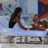 Diego Forlán y Zaira Nara en una tumbona