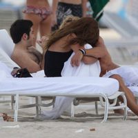 Diego Forlán y Zaira Nara besándose en Miami Beach