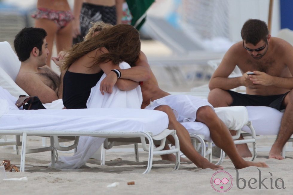 Diego Forlán y Zaira Nara besándose en Miami Beach