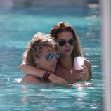 Diego Forlán y Zaira Nara en la piscina