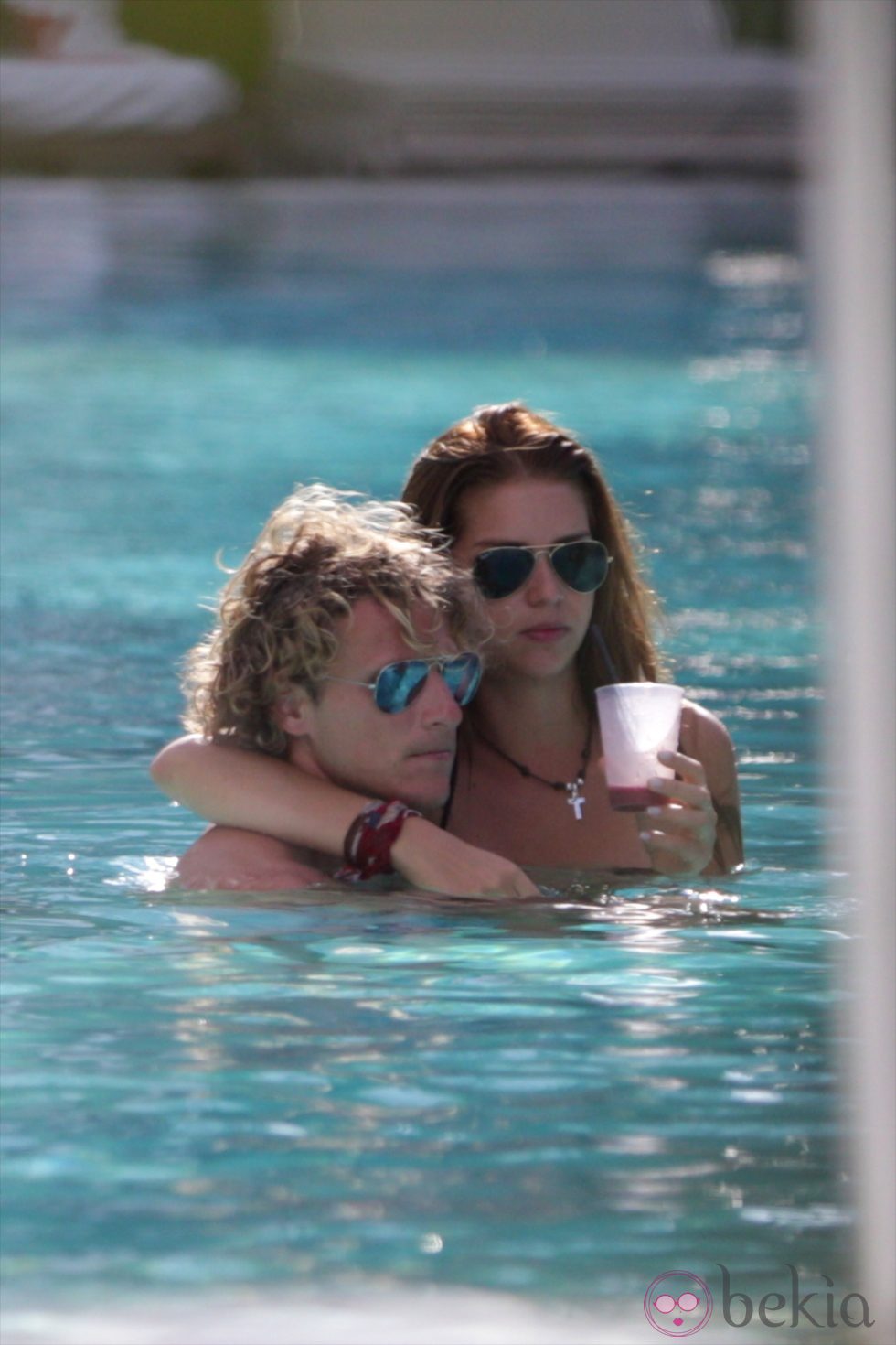 Diego Forlán y Zaira Nara en la piscina