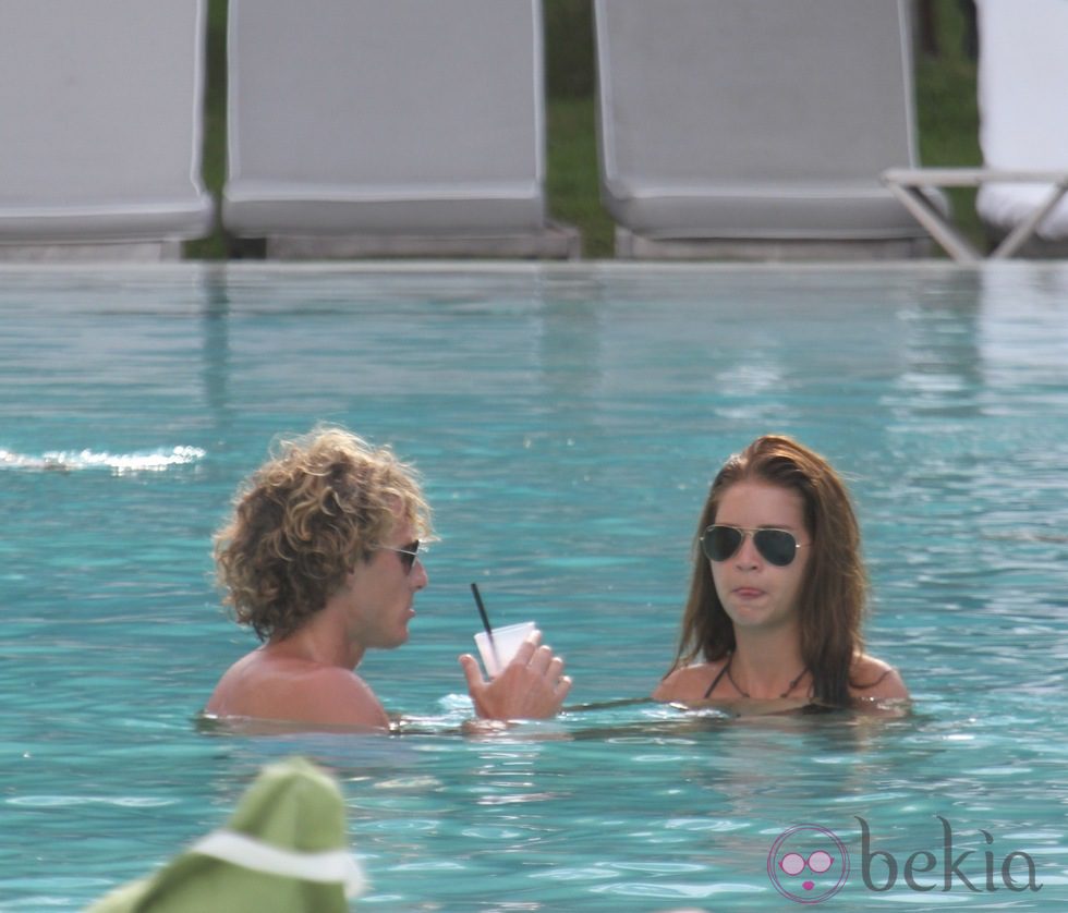 Zaira Nara y Diego Forlán en la piscina