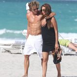 Zaira Nara y Diego Forlán paseando por la playa de Miami