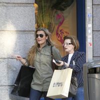 Amaia Montero y su madre de compras