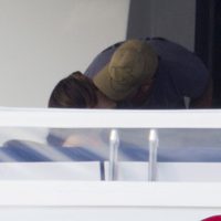 Eva Longoria y Eduardo Cruz se besan en un barco