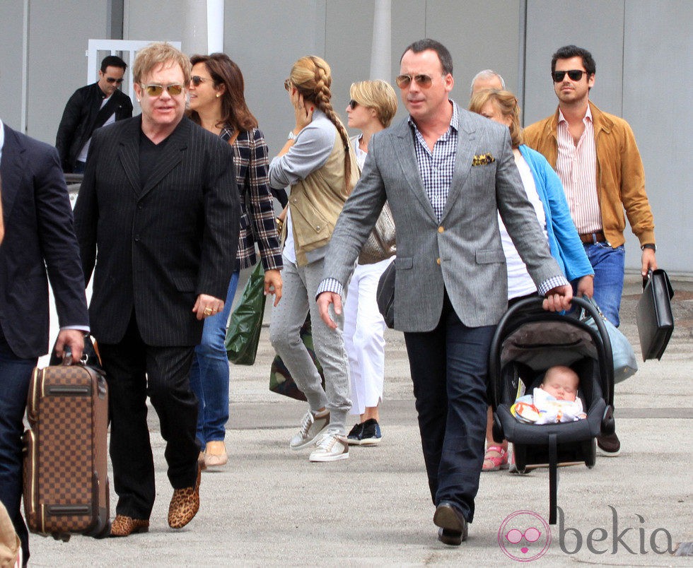 Elton John, David Furnish y su hijo Zachary