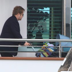 Elton John y su hijo en un barco