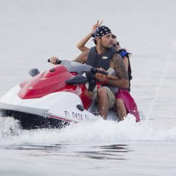 Eva Longoria y Eduardo Cruz felices en una moto acuática