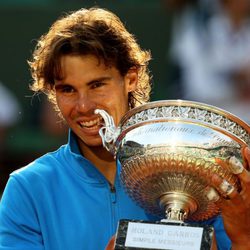 Rafa Nadal con su Copa de Roland Garros