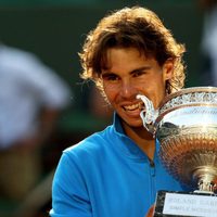 Rafa Nadal con su Copa de Roland Garros