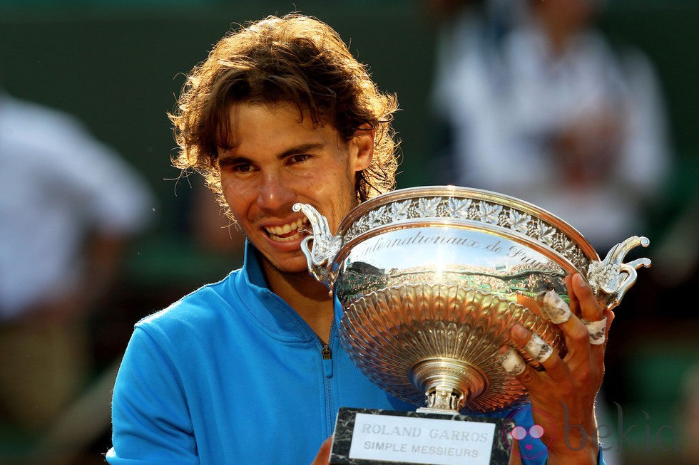 Rafa Nadal con su Copa de Roland Garros