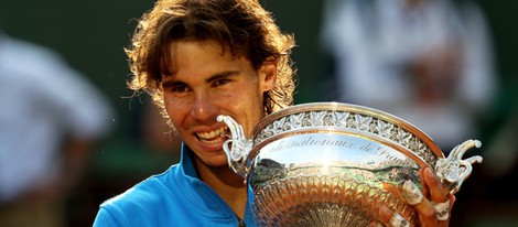 Rafa Nadal con su Copa de Roland Garros