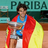 Rafa Nadal se envuelve en la bandera de España tras ganar Roland Garros