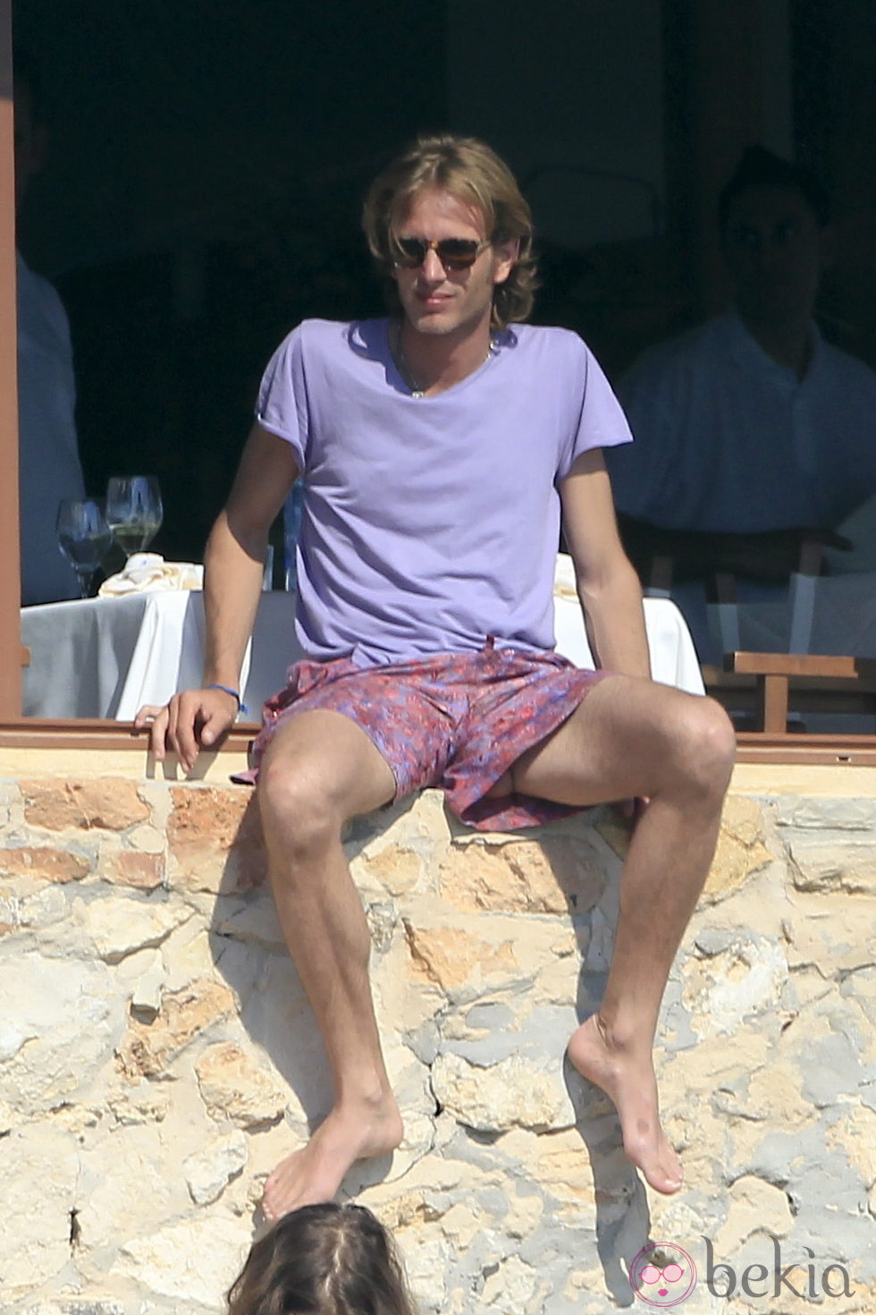 Andrea Casiraghi sentado al sol