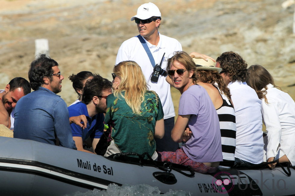 Andrea Casiraghi con unos amigos en una lancha