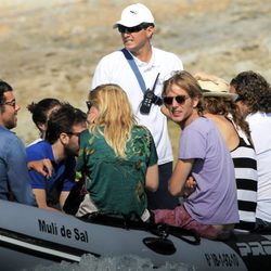 Andrea Casiraghi con unos amigos en una lancha