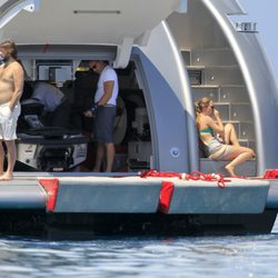 Andrea Casiraghi y sus amigos en un barco