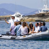 Andrea Casiraghi en una lancha junto a sus amigos