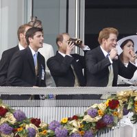 La Familia Real Británica anima a los jockeys en el Derby de Epsom