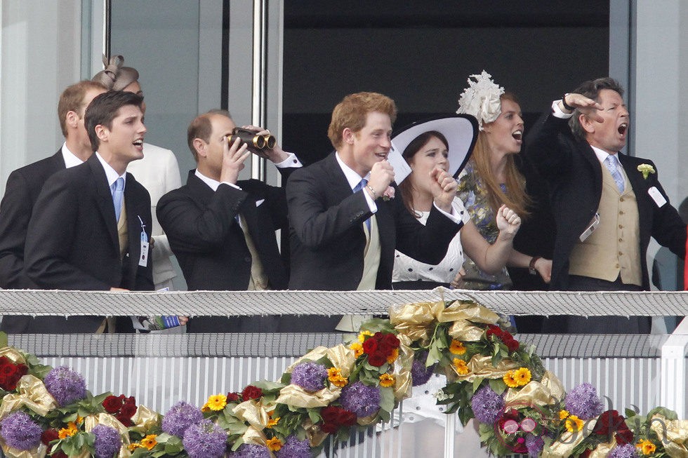 La Familia Real Británica anima a los jockeys en el Derby de Epsom