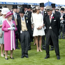 Isabel II, el Duque de Edimburgo y los Duques de Cambridge en el Derby de Epsom