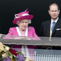 Isabel II y el Príncipe Eduardo en el Derby de Epsom