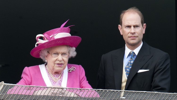 Isabel II y el Príncipe Eduardo en el Derby de Epsom