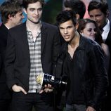 Taylor Lautner y Robert Pattinson en los MTV Movie Awards 2011