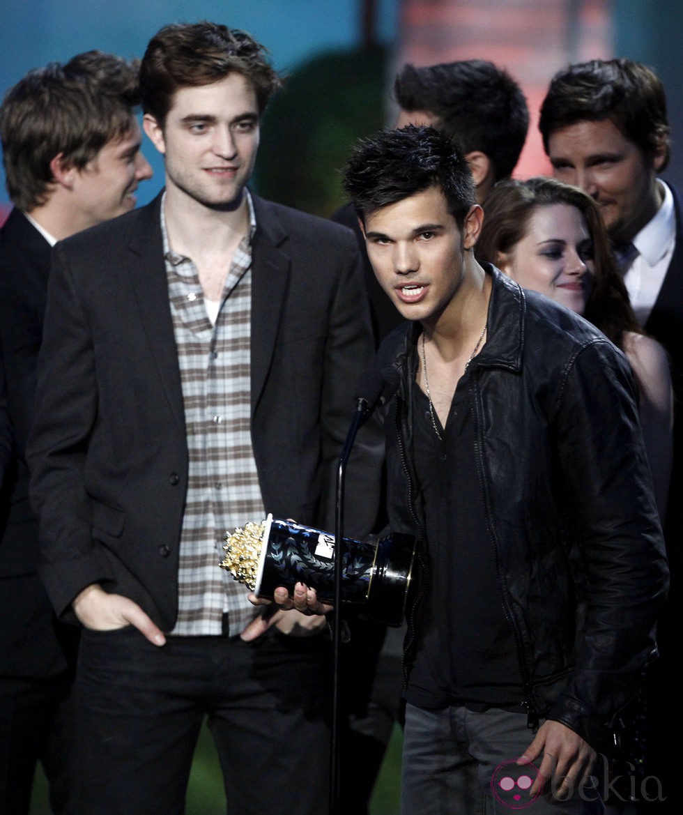 Taylor Lautner y Robert Pattinson en los MTV Movie Awards 2011