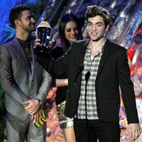 Robert Pattinson recoge un galardón en los MTV Movie Awards 2011