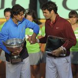 Rafa Nadal y Roger Federer se saludan tras Roland Garros