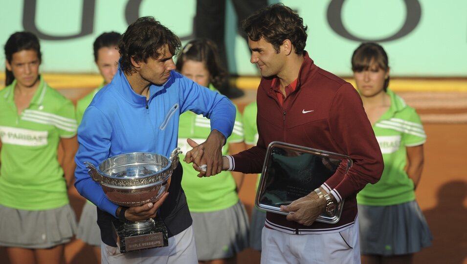 Rafa Nadal y Roger Federer se saludan tras Roland Garros