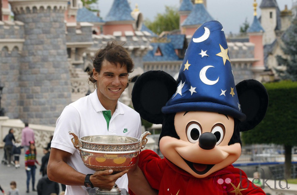 Nadal posa con Mickey frente al Castillo Disney