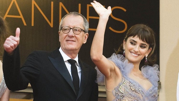 Geoffrey Rush y Penélope Cruz saludan en Cannes