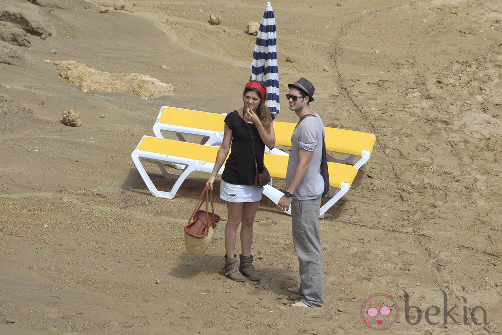 Olivia Molina y Sergio Mur a su llegada a la playa