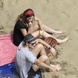 Olivia Molina y Sergio Mur en la playa