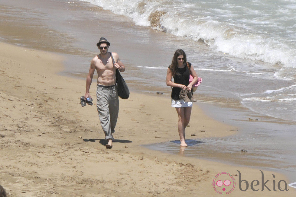 Sergio Mur y Olivia Molina pasean por la playa en Ibiza