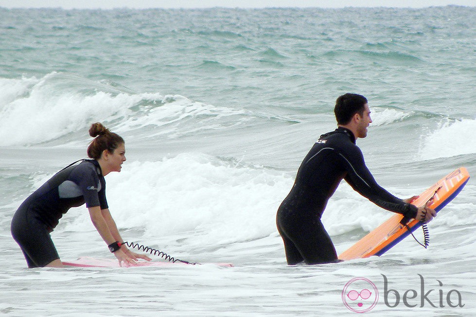 Blanca Suárez y Miguel Ángel Silvestre surfeando