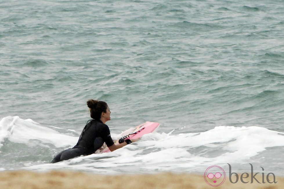 Blanca Suárez surfeando en Cádiz