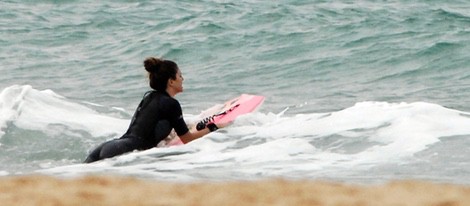 Blanca Suárez surfeando en Cádiz