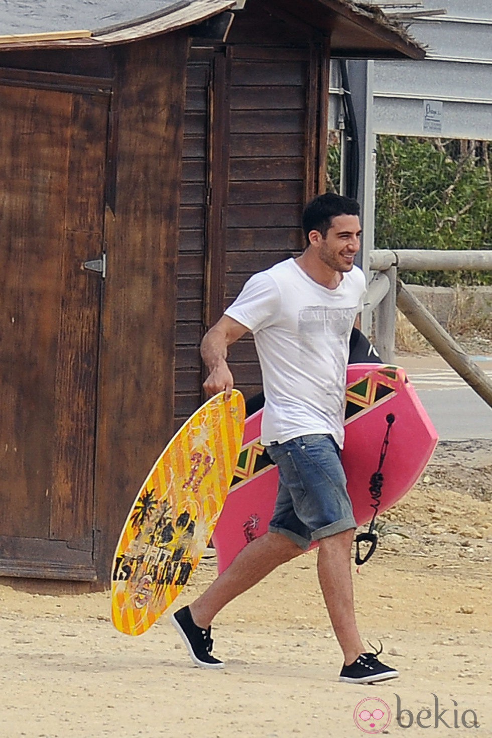 Miguel Ángel Silvestre en una playa de Cádiz