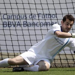 Iker Casillas para un gol en México