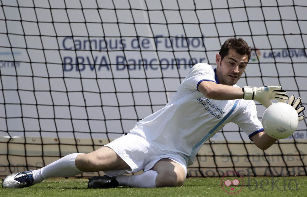 Iker Casillas para un gol en México