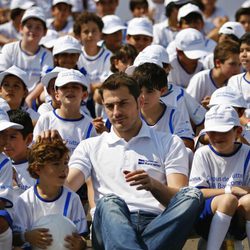 Iker Casillas con los niños mexicanos del seminario de fútbol