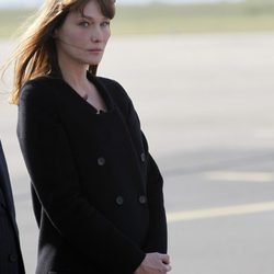 Carla Bruni en el aeropuerto de París-Orly