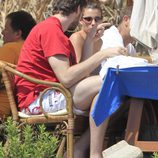 Pau Gasol y Silvia López en una terraza ibicenco