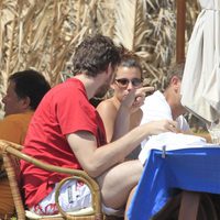 Pau Gasol y Silvia López en una terraza ibicenco